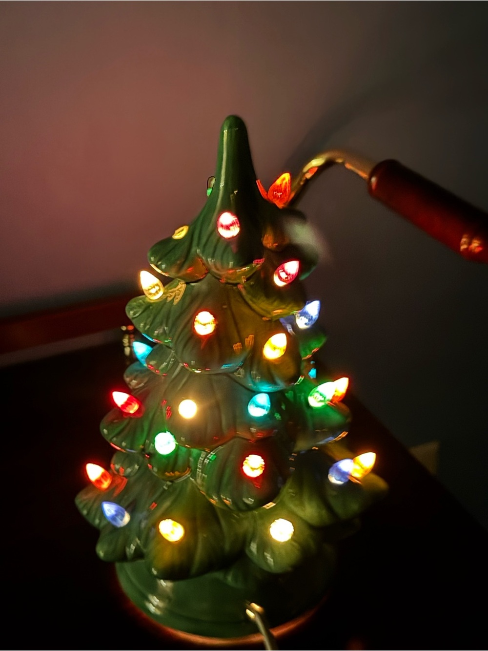 Vintage Ceramic Light-Up
Christmas Tree with Colored
Bulbs
